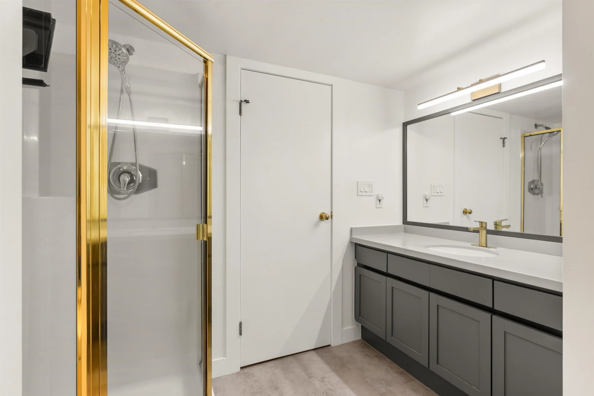 Hot Tub / Spa Photo of 1602 8 Laguna Court, New Westminster, BC