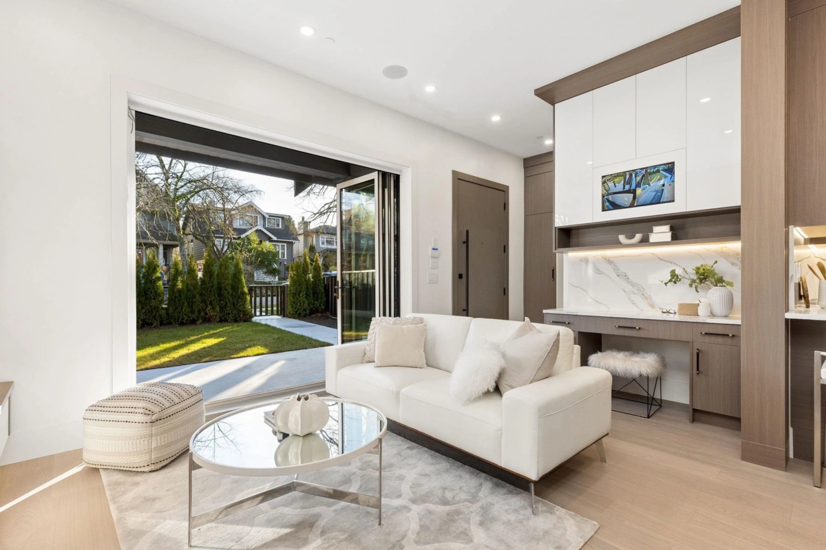 Family Room Photo of 1 847 E 10 Avenue, Vancouver, BC