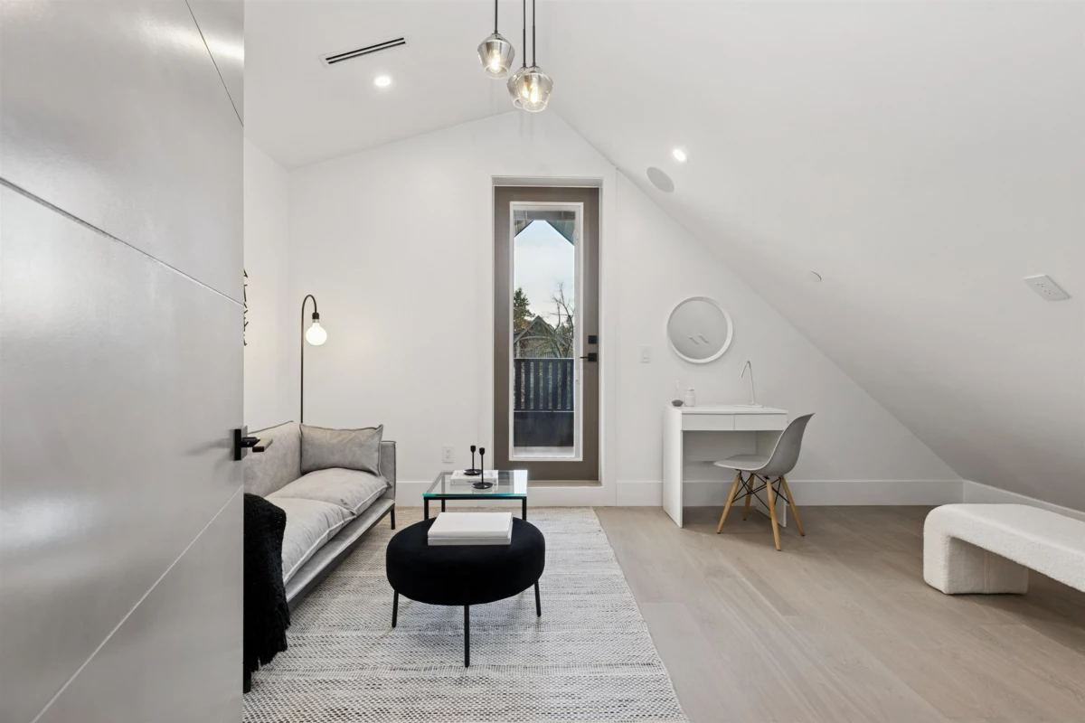 Front Yard Photo of 1 847 E 10 Avenue, Vancouver, BC