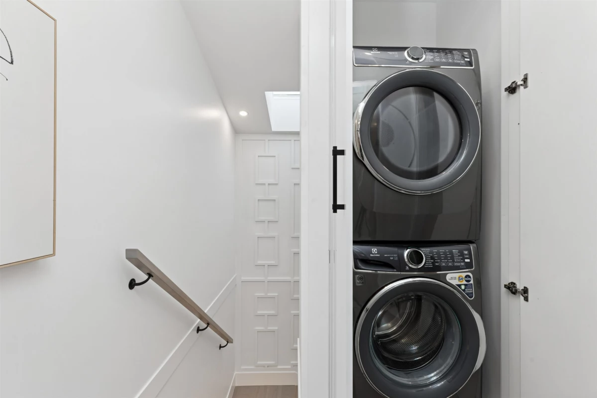 Hot Tub / Spa Photo of 1 847 E 10 Avenue, Vancouver, BC