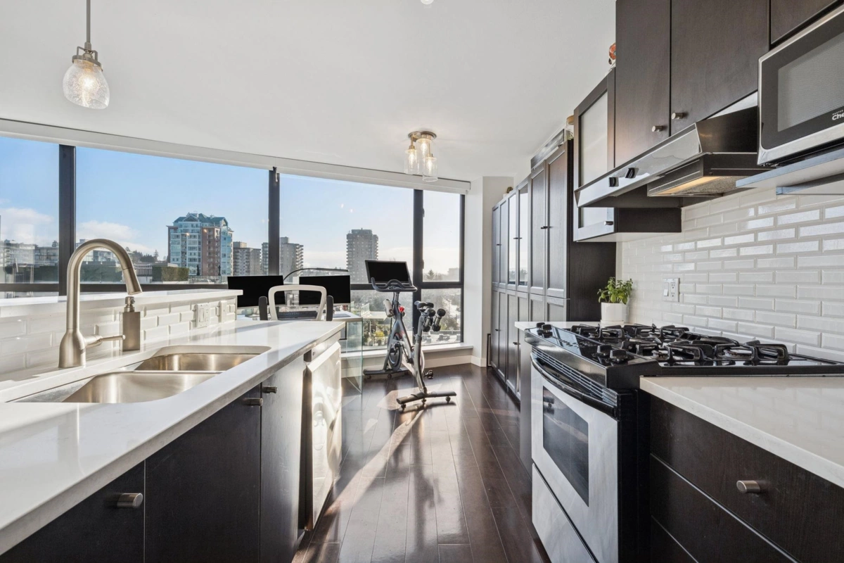 Walk-In Closet Photo of 1001 124 W 1st Street, North Vancouver, BC