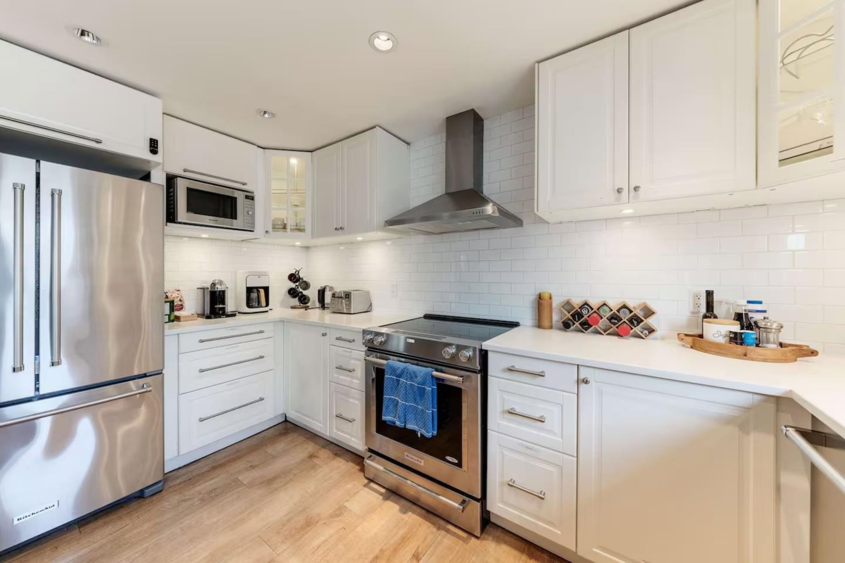 Breakfast Nook Photo of A015 415 Esplanade Avenue, North Vancouver, BC