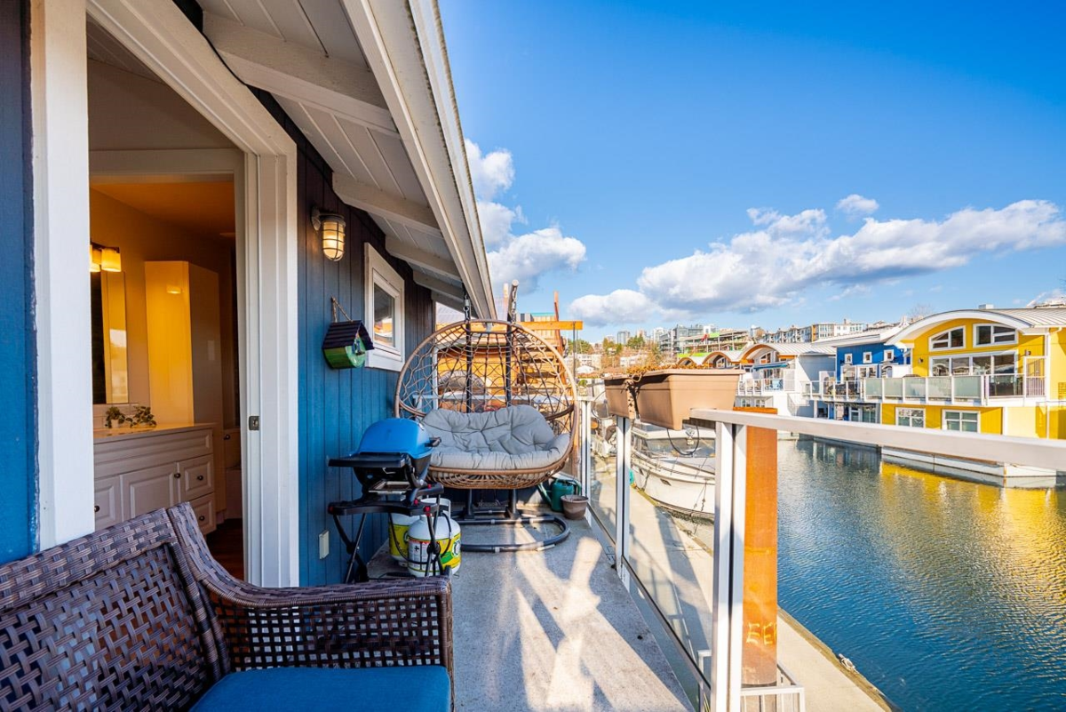 Front Yard Photo of A015 415 Esplanade Avenue, North Vancouver, BC