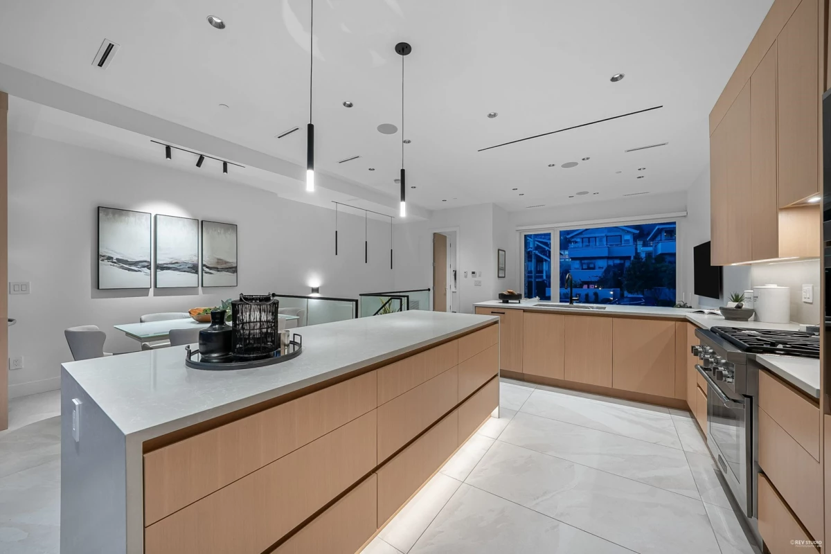 Walk-In Closet Photo of 1236 Duchess Avenue, West Vancouver, BC