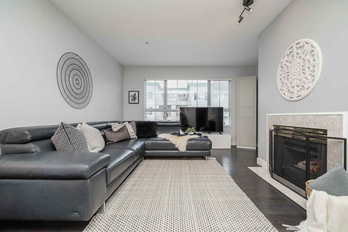 Kitchen Island Photo of 303 2960 Princess Crescent, Coquitlam, BC