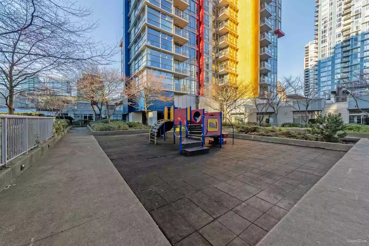 Front Yard Photo of 1209 131 Regiment Square, Vancouver, BC