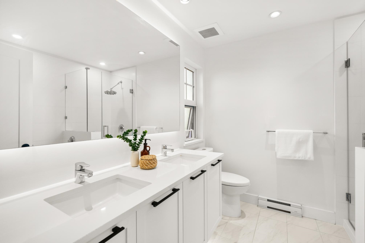 Walk-In Closet Photo of 16 3552 Victoria Drive, Coquitlam, BC