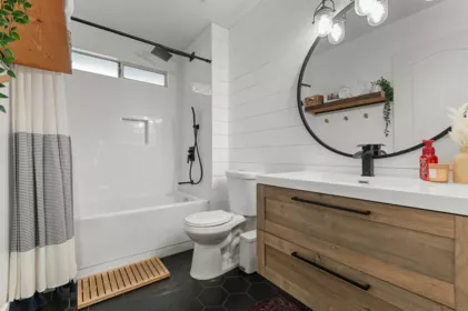Guest Bathroom Photo of 44882 Cumberland Avenue, Chilliwack, BC
