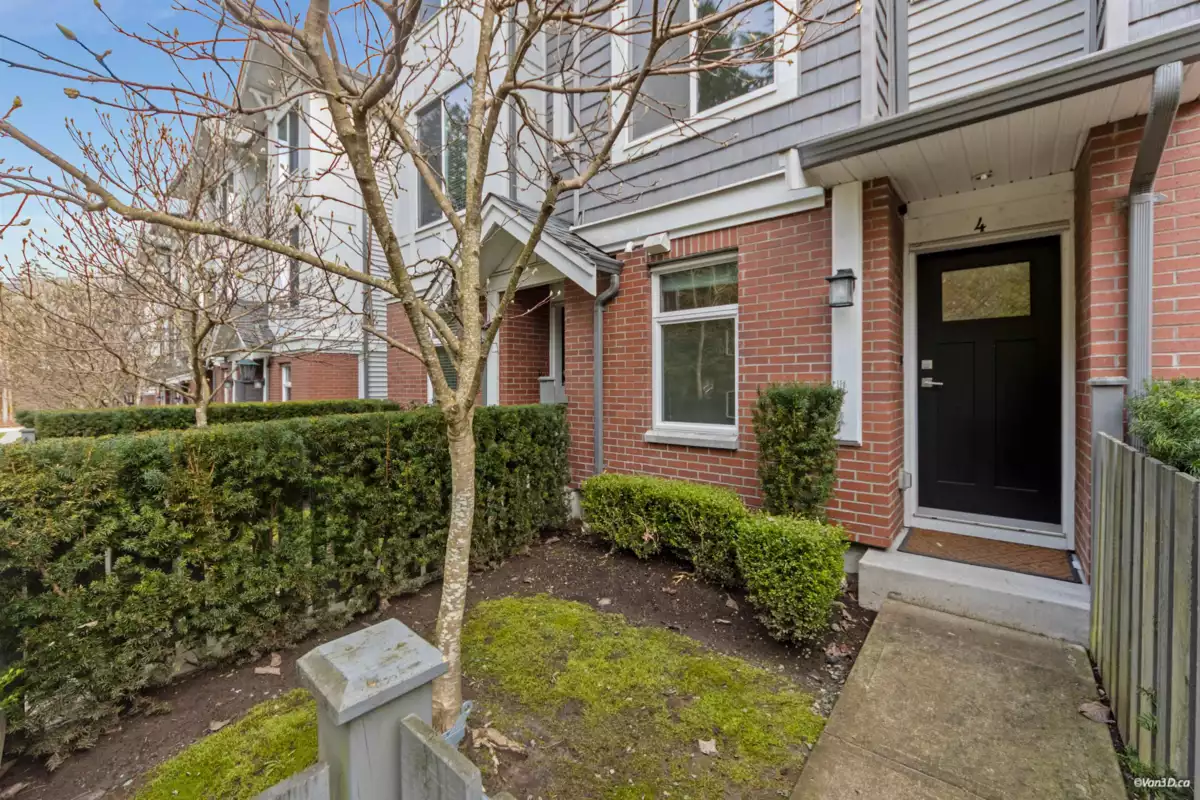 Family Room Photo of 4 9718 161a Street, Surrey, BC