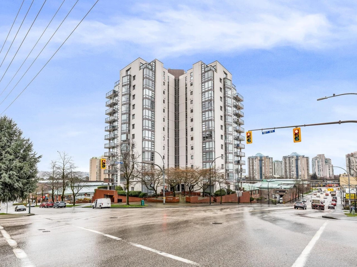 Exterior Front Photo of 606 98 Tenth Street, New Westminster, BC