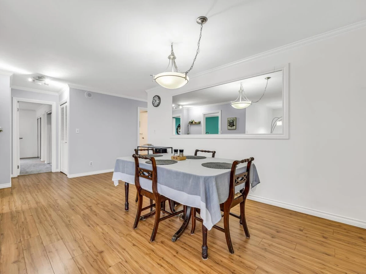 Kitchen Island Photo of 606 98 Tenth Street, New Westminster, BC