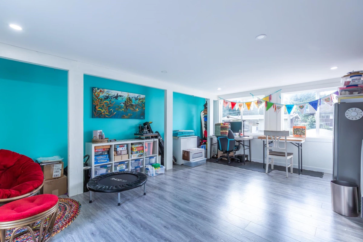 Guest Bathroom Photo of 33305 Lynn Avenue, Abbotsford, BC