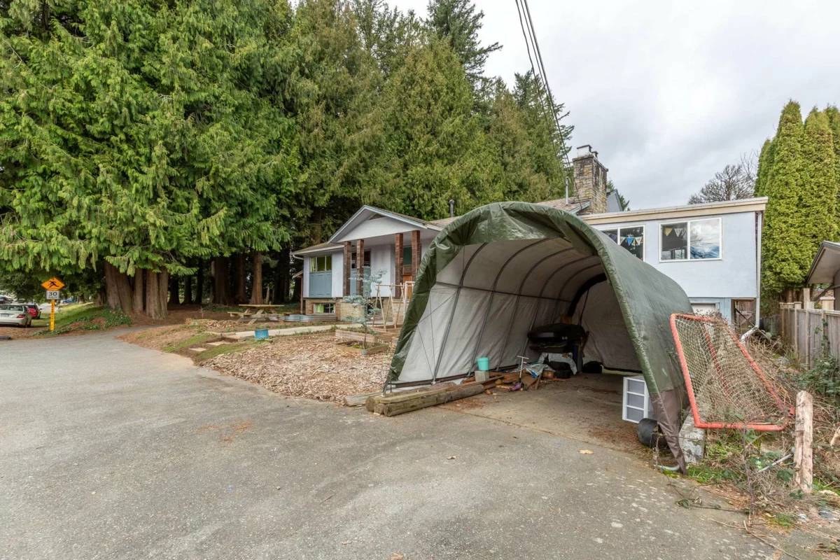 Living Room Photo of 33305 Lynn Avenue, Abbotsford, BC