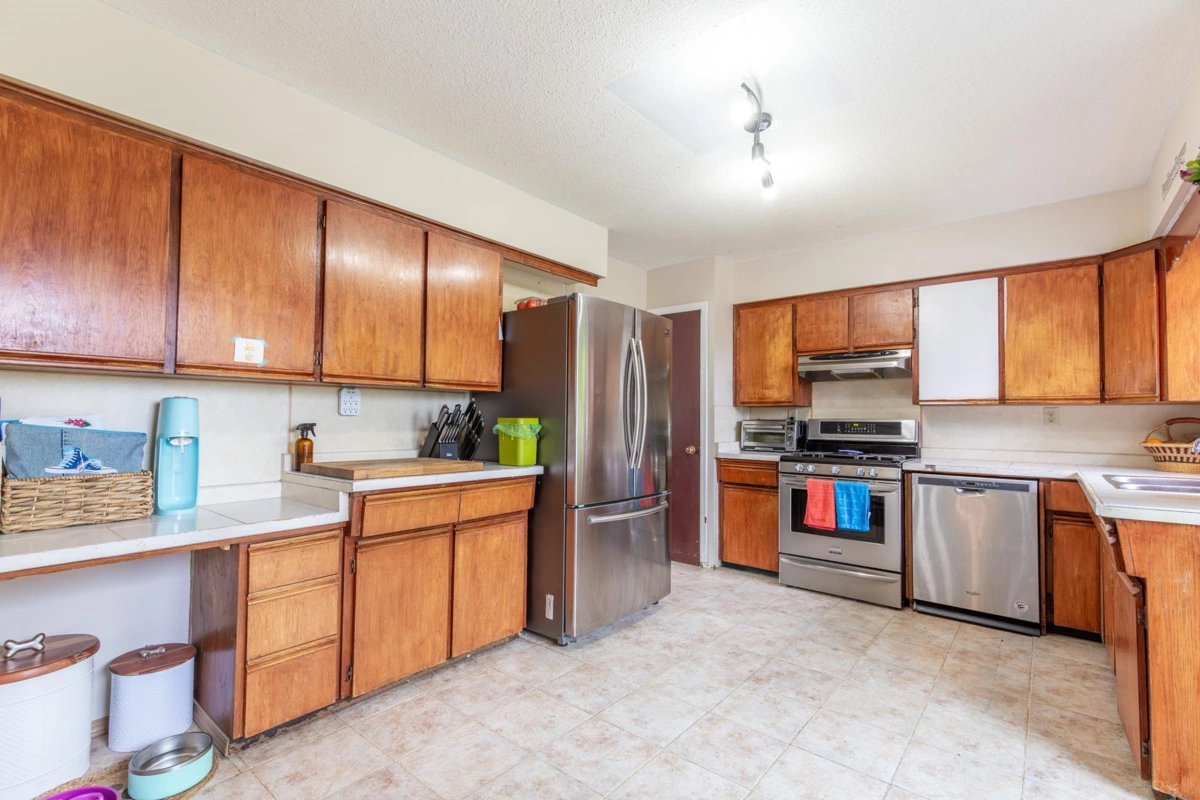 Walk-In Closet Photo of 33305 Lynn Avenue, Abbotsford, BC