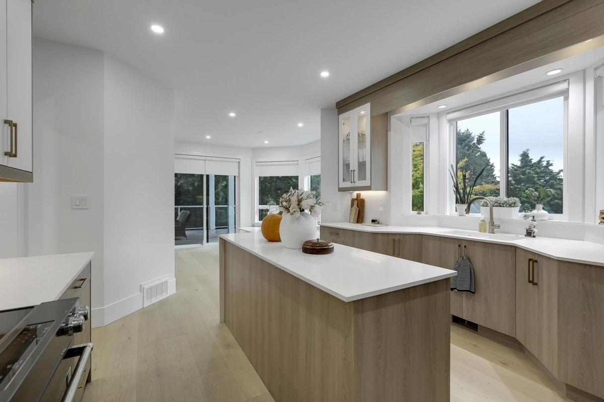 Breakfast Nook Photo of 18040 20 Avenue, White Rock, BC