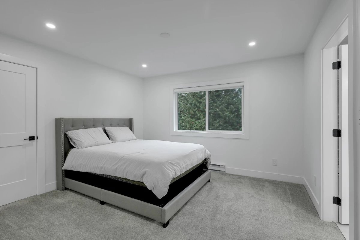 Front Yard Photo of 18040 20 Avenue, White Rock, BC