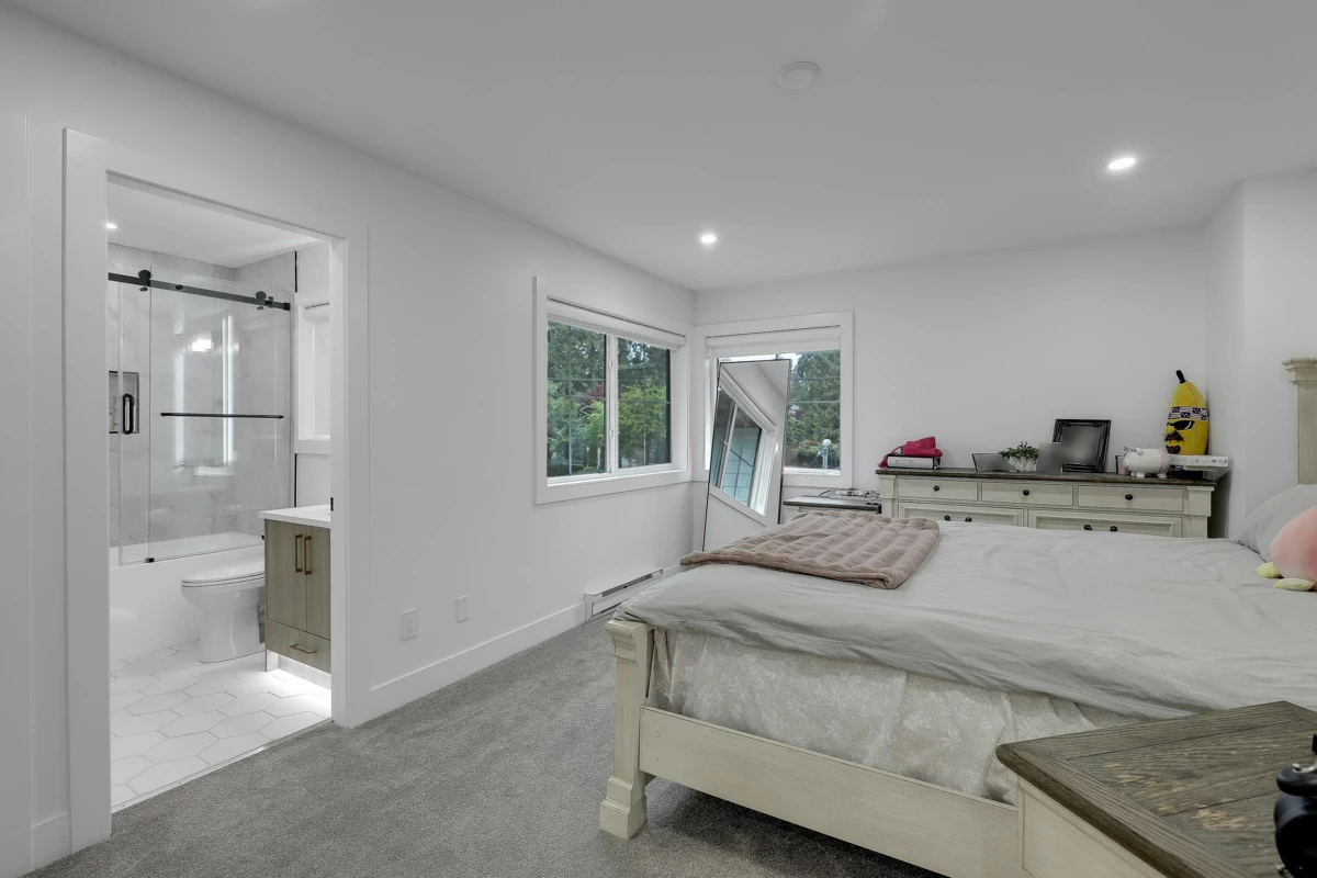 Hallway Photo of 18040 20 Avenue, White Rock, BC