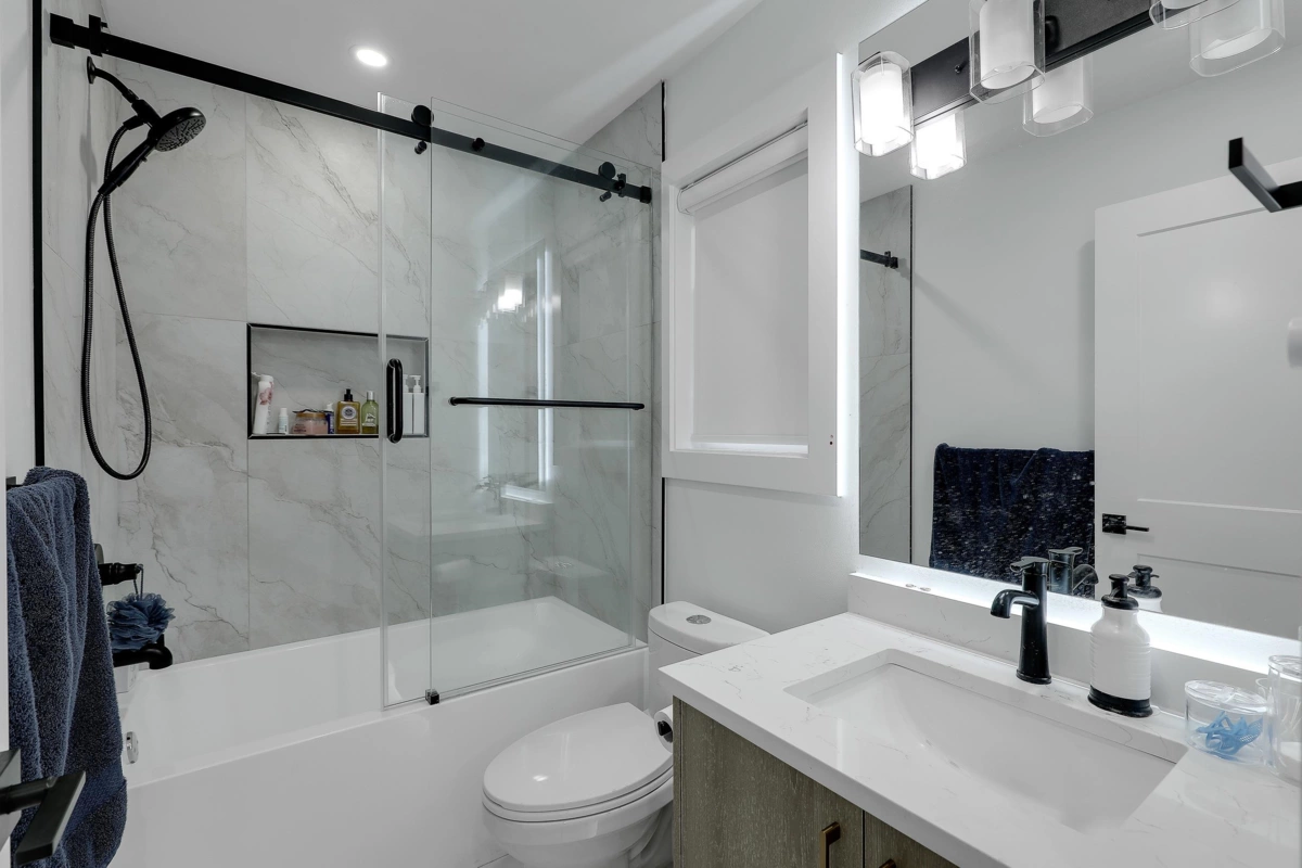 Hot Tub / Spa Photo of 18040 20 Avenue, White Rock, BC