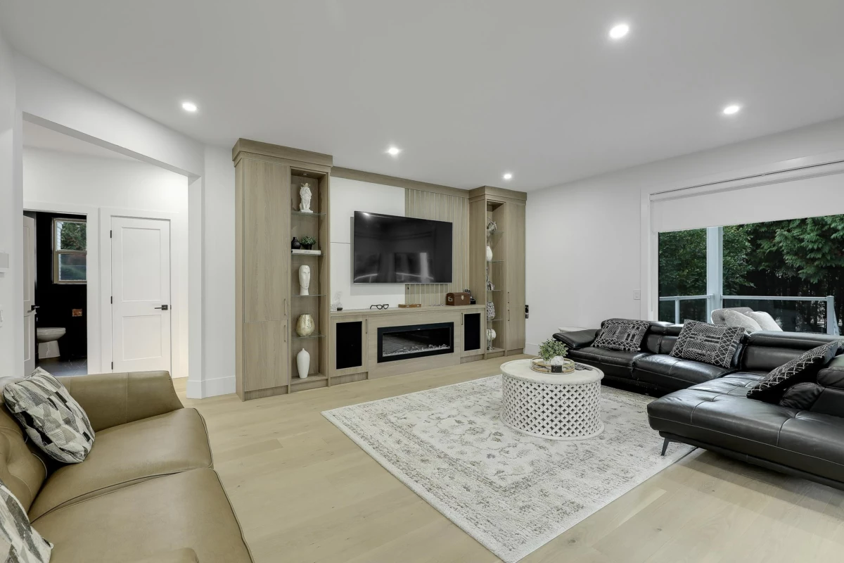 Powder Room Photo of 18040 20 Avenue, White Rock, BC