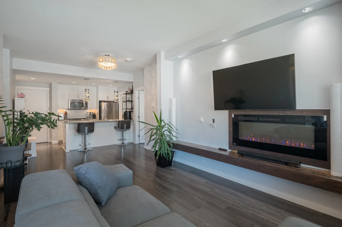 Primary Bathroom Photo of 408 2242 Whatcom Road, Abbotsford, BC