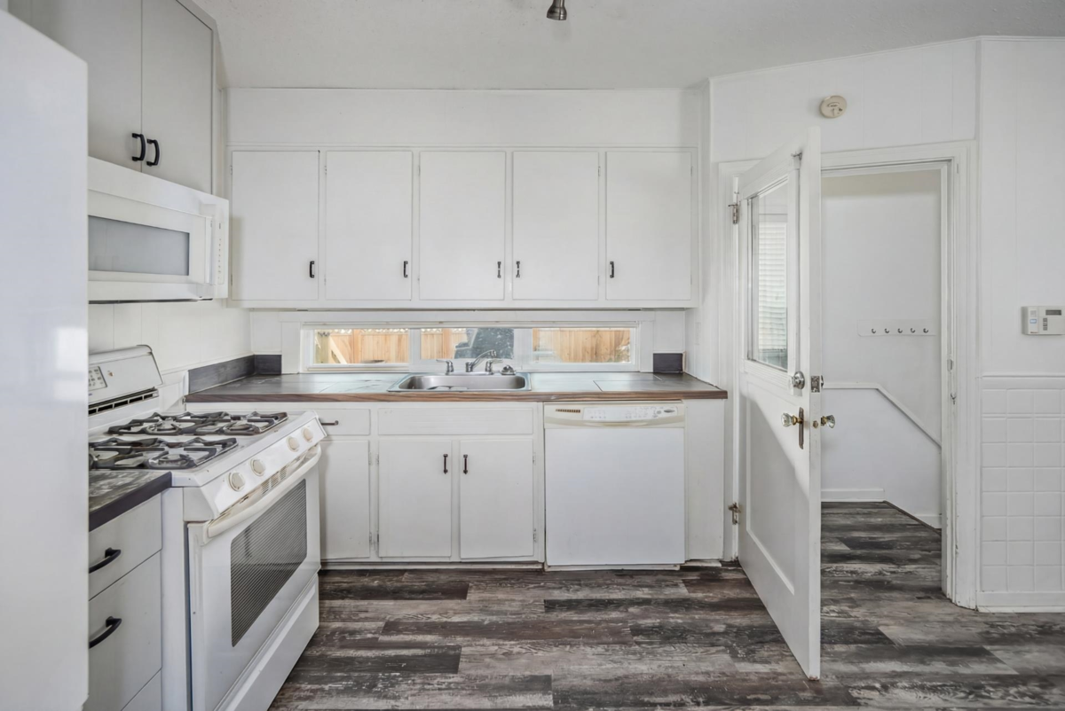 Walk-In Closet Photo of 621 Water Avenue, Hope, BC