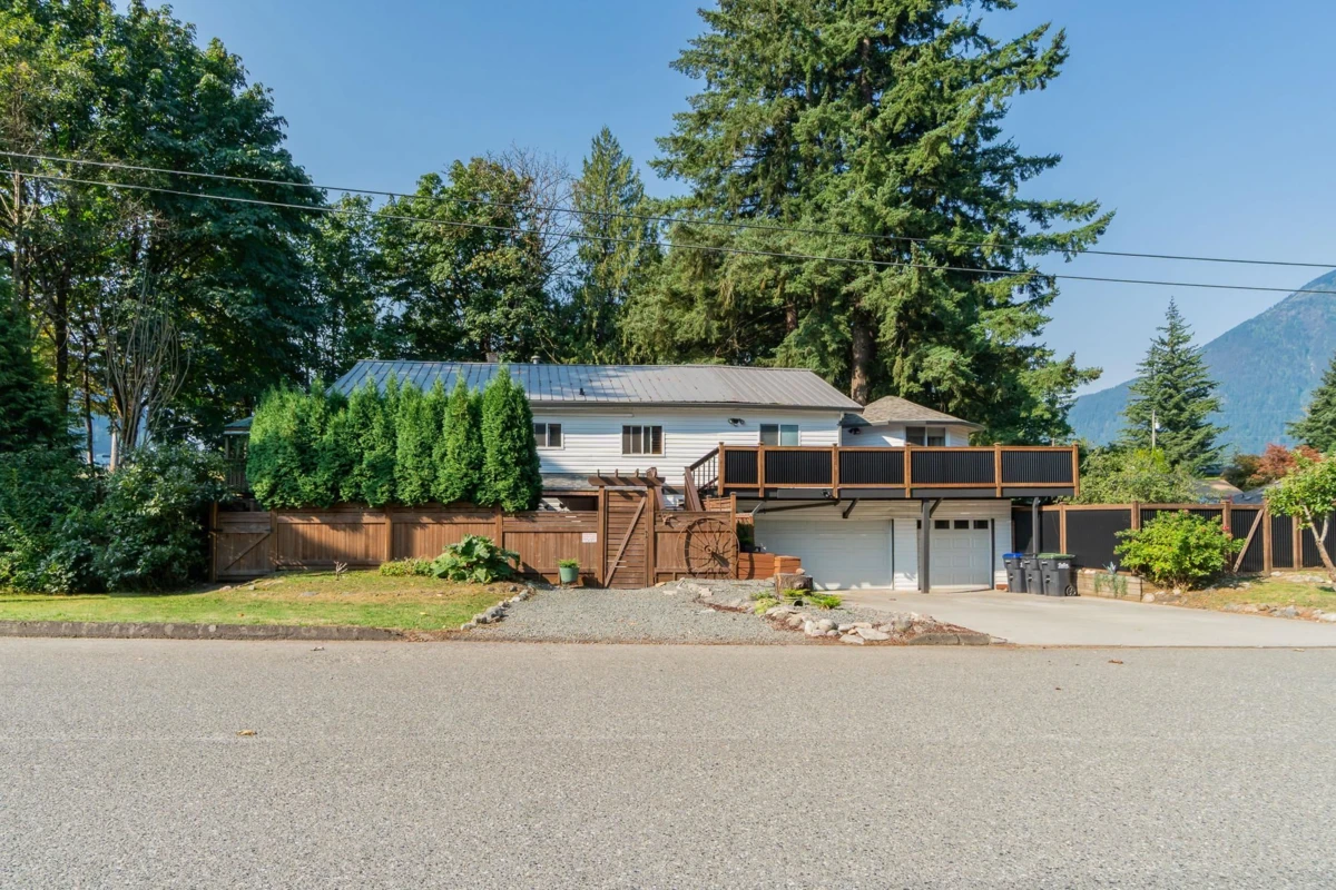 Exterior Front Photo of 695 Hudson Bay Street, Hope, BC