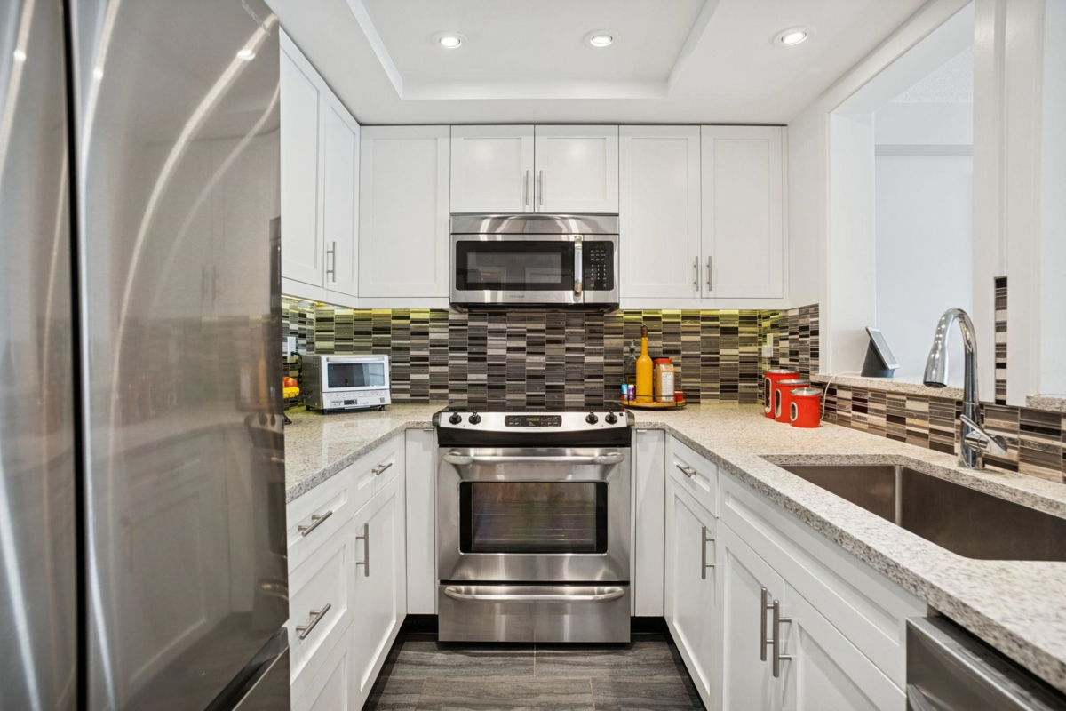 Primary Bathroom Photo of 203 1008 Beach Avenue, Vancouver, BC