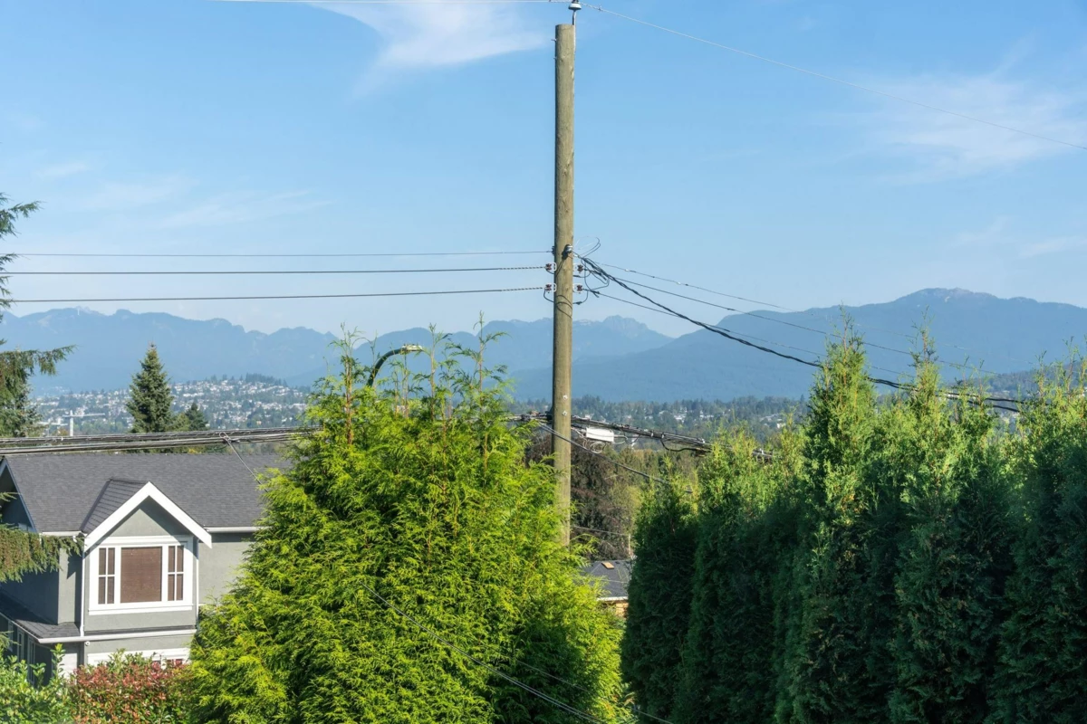 Entry Foyer Photo of 7730 Stanley Street, Burnaby, BC