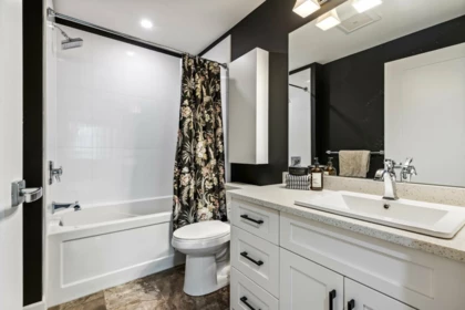 Primary Bathroom Photo of 210 45754 Keith Wilson Road, Chilliwack, BC