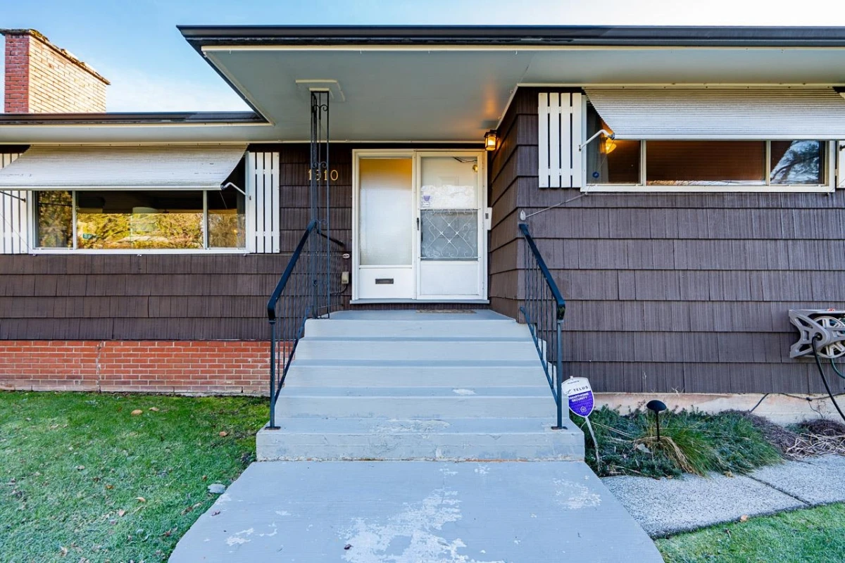Family Room Photo of 1910 Holdom Avenue, Burnaby, BC