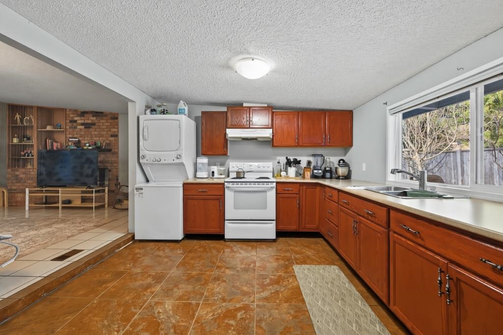 Dining Area Photo of 12337 98 Avenue, Surrey, BC