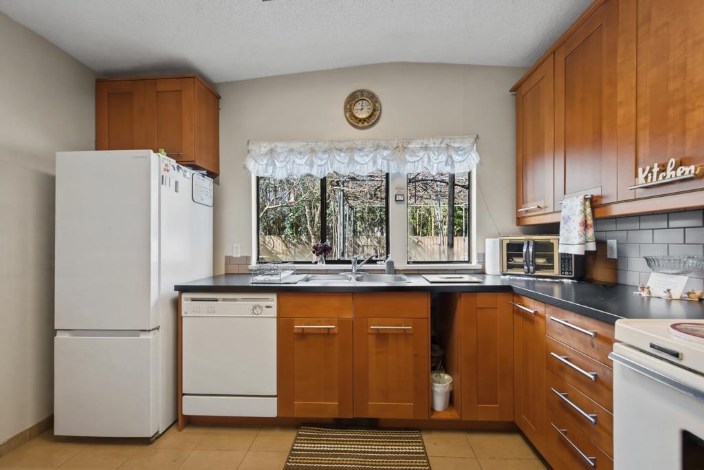 Family Room Photo of 12337 98 Avenue, Surrey, BC