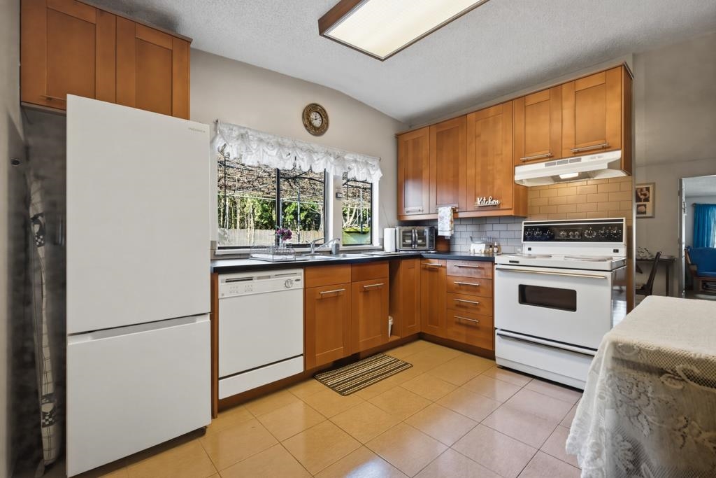 Living Room Photo of 12337 98 Avenue, Surrey, BC