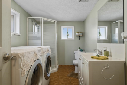 Powder Room Photo of 12337 98 Avenue, Surrey, BC