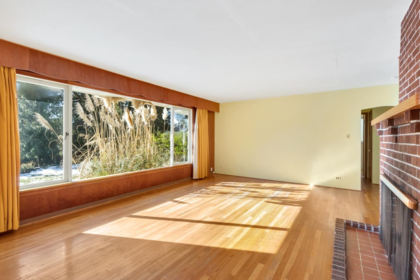 Kitchen Island Photo of 4386 Erwin Drive, West Vancouver, BC