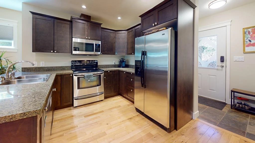 Dining Area Photo of 1 728 Gibsons Way, Gibsons, BC