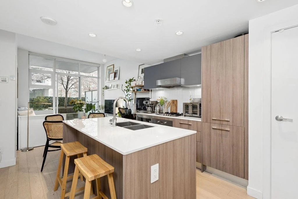 Dining Area Photo of 328 2220 Kingsway Street, Vancouver, BC