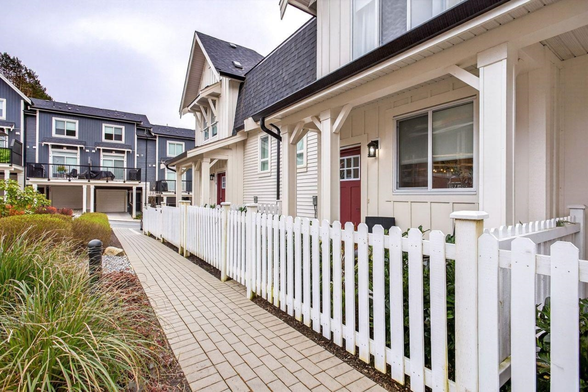 Family Room Photo of 115 24951 112 Avenue, Maple Ridge, BC