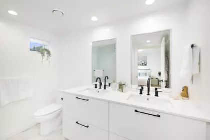 Guest Bathroom Photo of 444 545 E 2nd Street, North Vancouver, BC