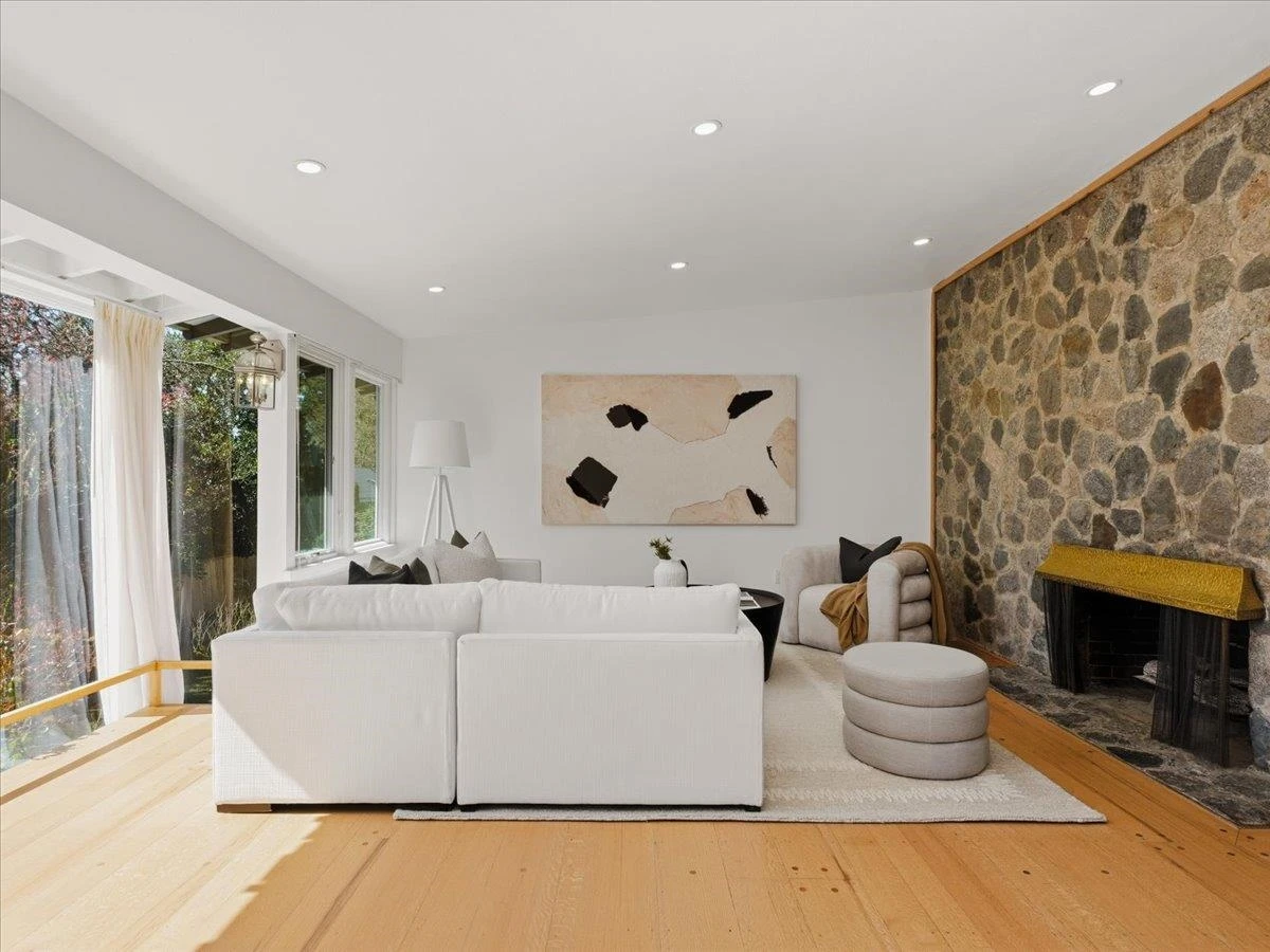 Living Room Photo of 1650 Mathers Avenue, West Vancouver, BC