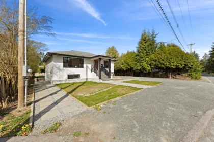 Front Yard Photo of 12475 208 Street, Maple Ridge, BC