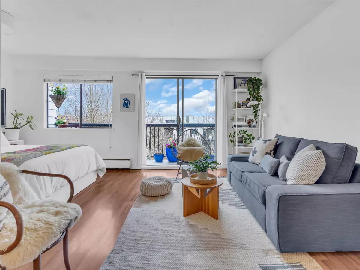 Living Room Photo of 302 2330 Maple Street, Vancouver, BC