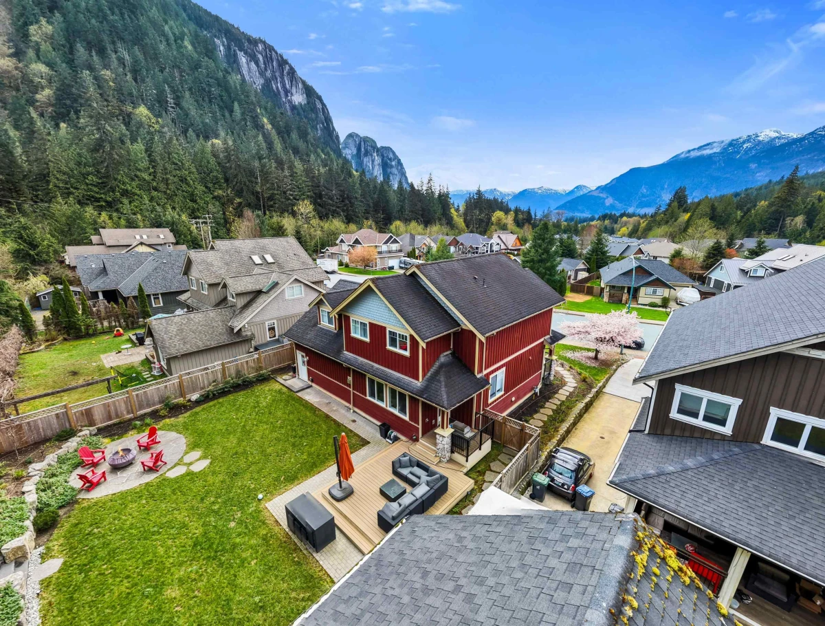 Living Room Photo of 38618 Cherry Drive, Squamish, BC