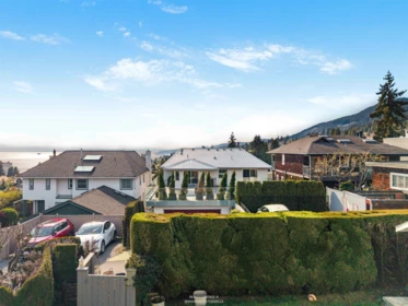 Front Yard Photo of 1405 20th Street, West Vancouver, BC