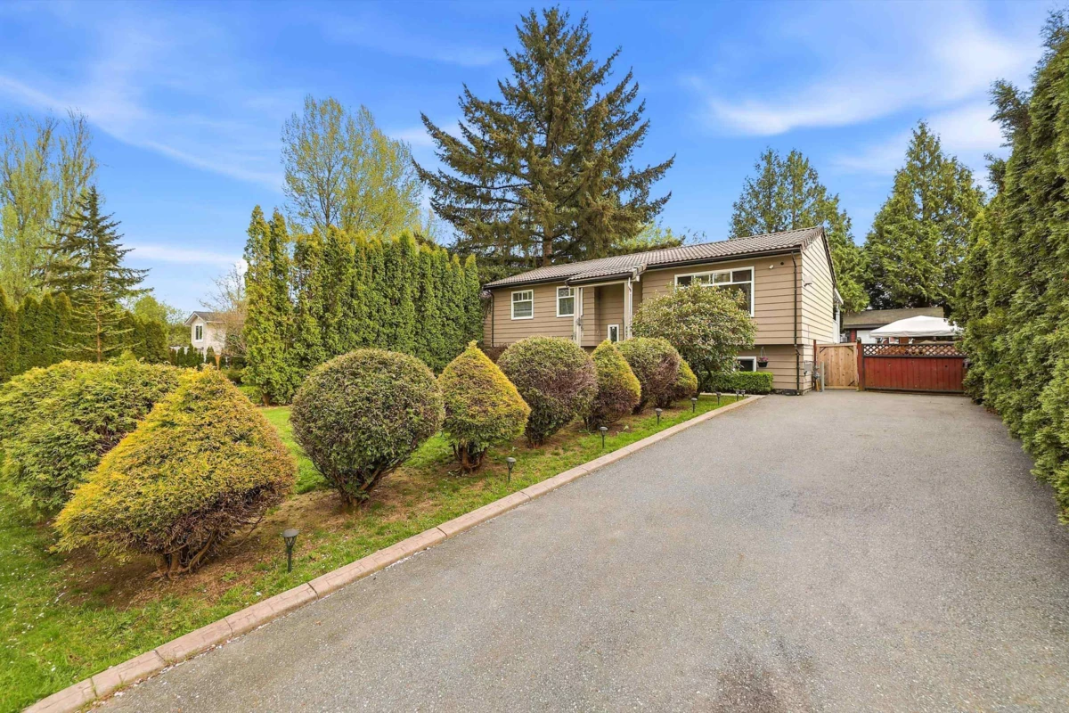 Living Room Photo of 26744 33 Avenue, Langley, BC