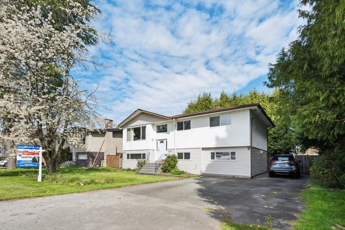 Living Room Photo of 10971 Maddocks Road, Richmond, BC
