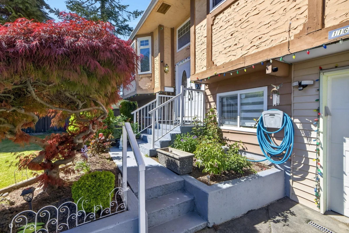 Living Room Photo of 11627 72a Avenue, Delta, BC