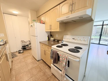105 5932 Patterson Avenue, Burnaby, BC, Burnaby — Apartment/Condo for sale