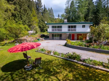5819 Trout Lake Road, Halfmoon Bay, BC, Halfmn Bay Secret Cv Redroofs — 3 bed single family residence for sale