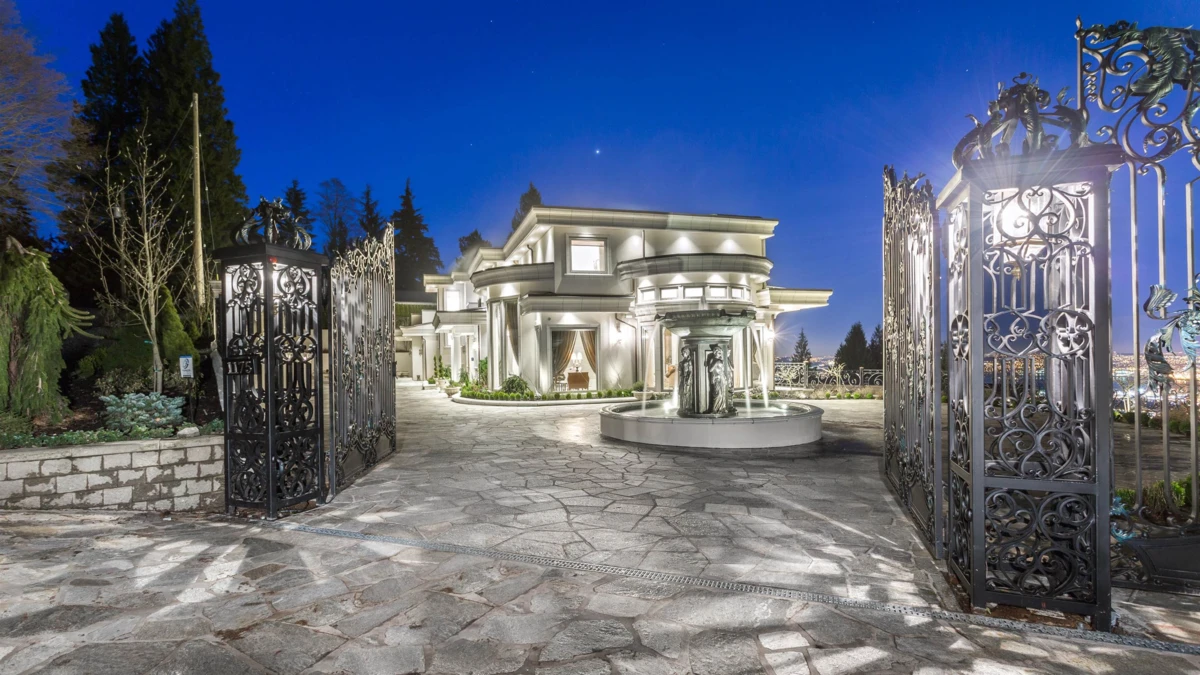 Family Room Photo of 1175 Eyremount Drive, West Vancouver, BC
